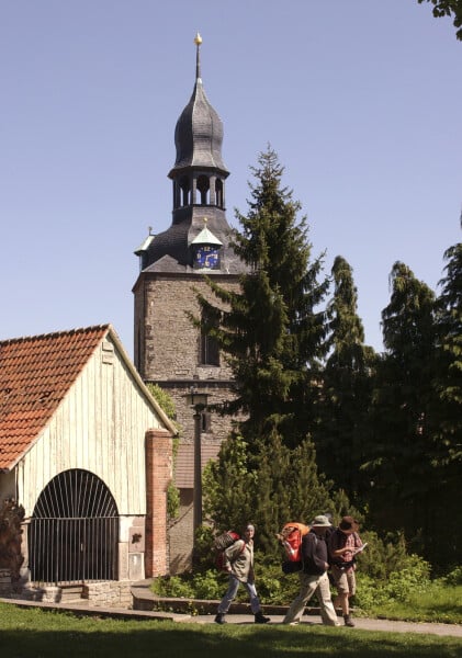 Pilger vor der ev. St. Jakobus Kirche in Hettstedt